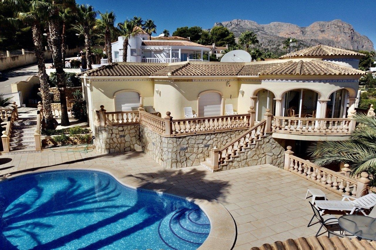 Very modern and luxurious villa located in La Nucia only 10 - 15 min from the center