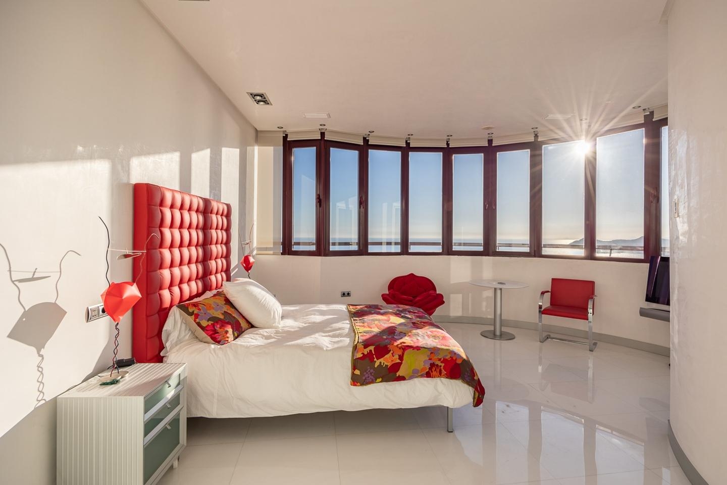 This flat is at Benidorm, , on floor 36. It is a flat that has 152 m2 of which 151