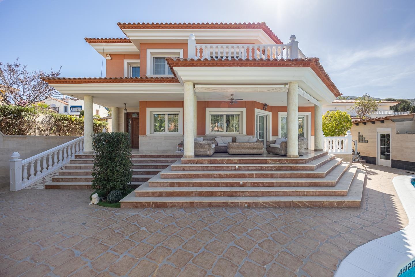Welcome to this stunning Mediterranean villa located in the heart of the Costa Blanca