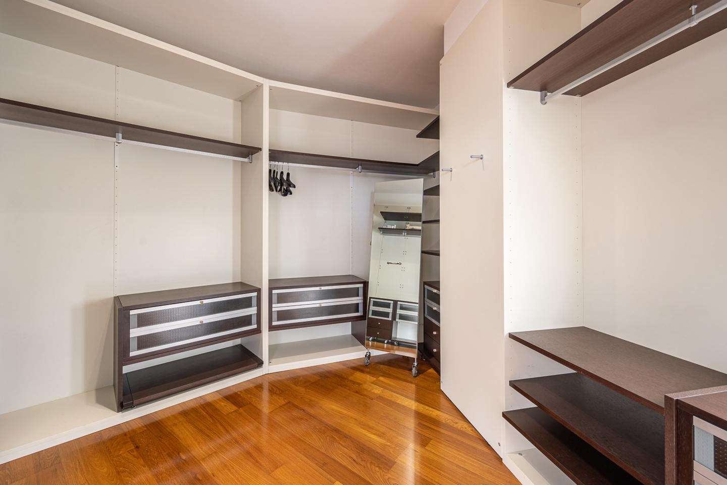 This flat is at Benidorm, , on floor 36. It is a flat that has 152 m2 of which 151