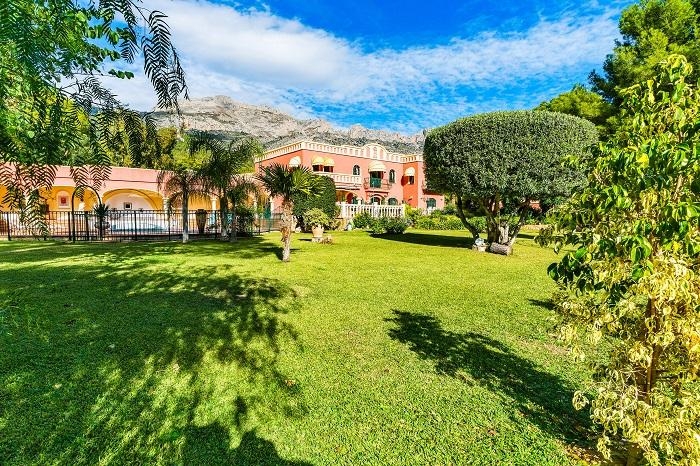 This villa is at Altea, . It is a villa that has 5000 m2 of which 650 m2 are useful