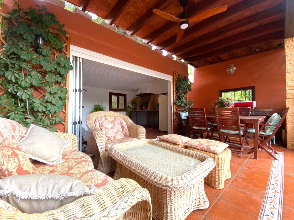 Spacious Beautiful Villa near the Golf Course with Guest Apartment